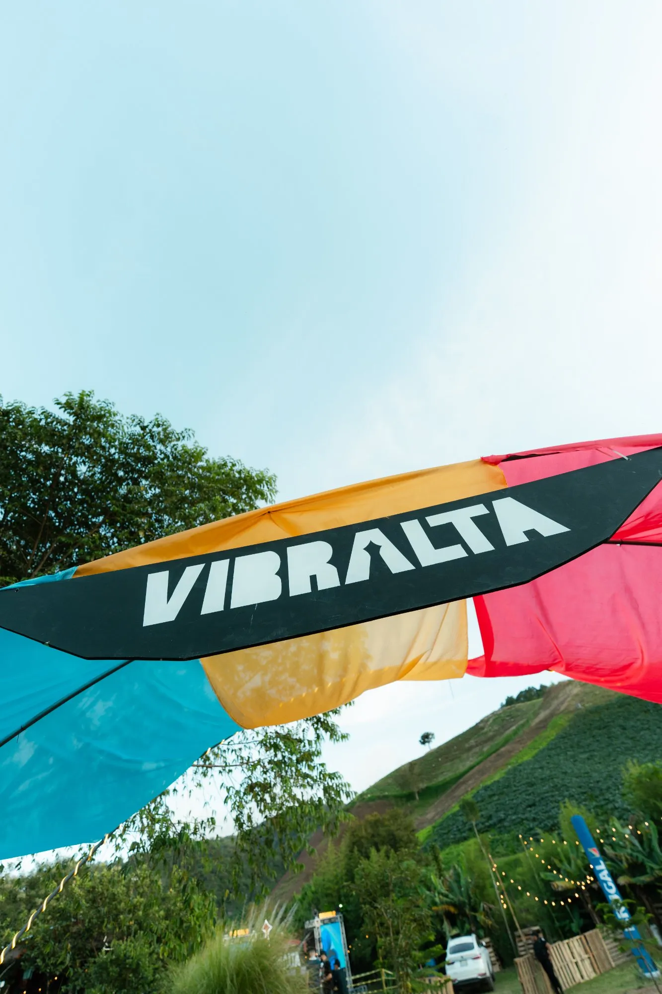 Lona con el logo de Vibralta sobre las montañas de Constanza
