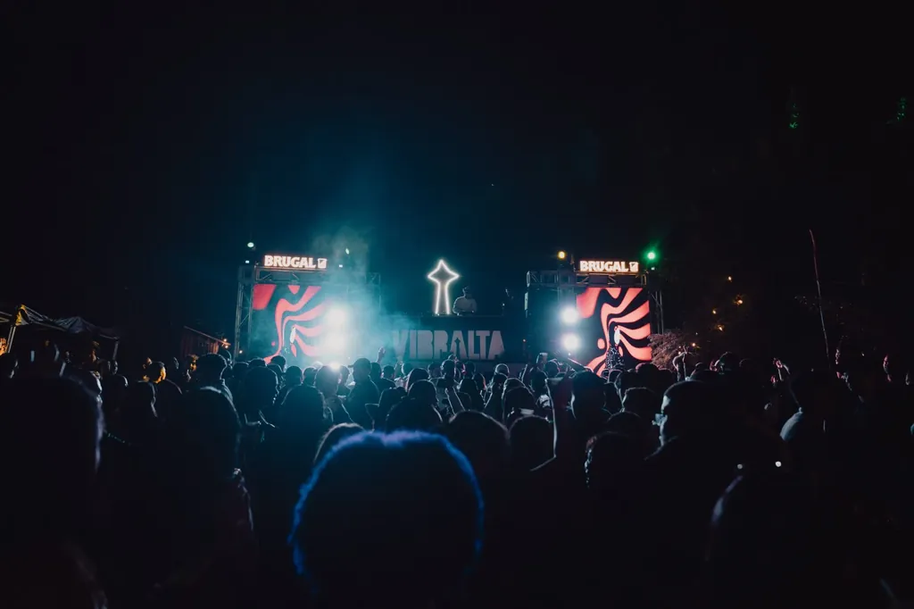 Escenario de Vibralta iluminado entre las montañas
